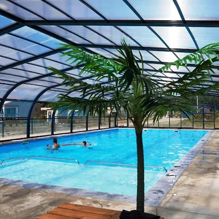 3 Dans Un Domaine Prive Avec Piscine Chauffee Et Park شاليه